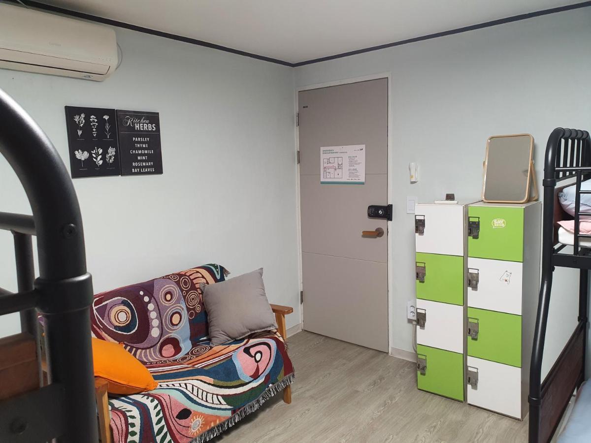 Bunk Backpackers Guesthouse Seoul Bagian luar foto